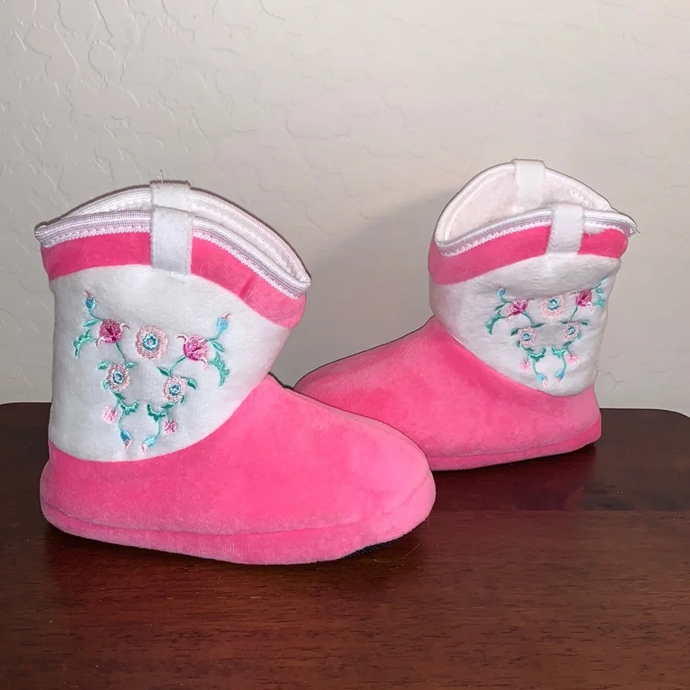 SIZE 11/12 BRAND NEW AND SO CUTE GIRLS BOOT SLIPPERS BY LTD COMMODITES